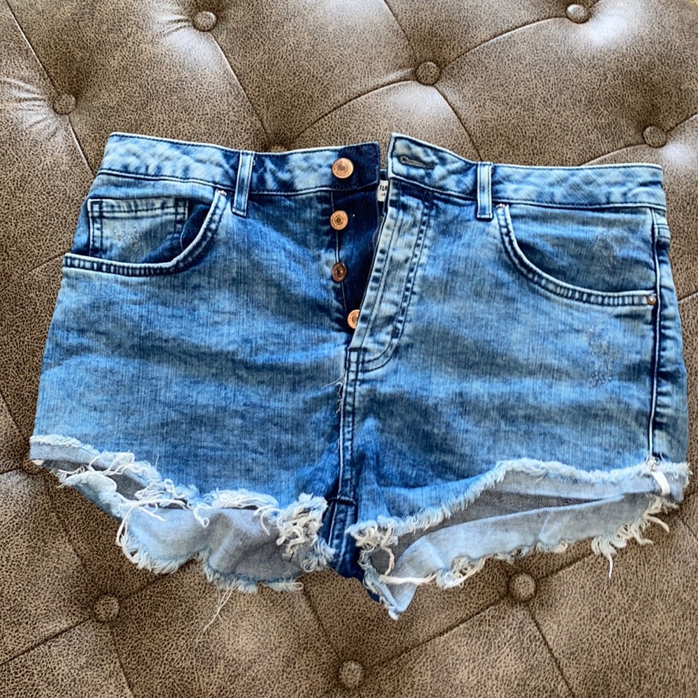 Bleached distressed shorts